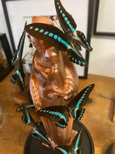 Charger l'image dans la galerie, Vierge aux papillons sous globe ENVOI IMPOSSIBLE