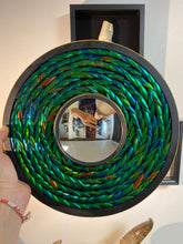 Charger l&#39;image dans la galerie, Miroir concave avec contour en Elytres de scarabées
