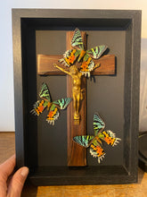 Charger l&#39;image dans la galerie, Cadre christ aux papillons
