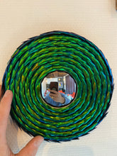 Charger l'image dans la galerie, Miroir convexe avec contour en Elytres de scarabées
