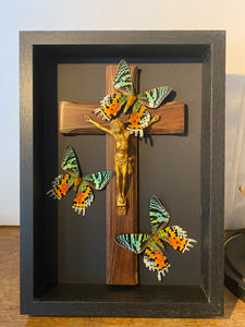 Cadre christ aux papillons