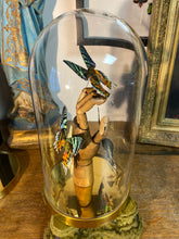 Charger l&#39;image dans la galerie, Papillons urania ripheus sur main en bois
