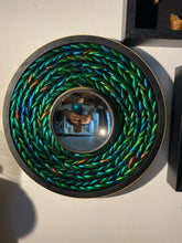 Charger l&#39;image dans la galerie, Miroir concave avec contour en Elytres de scarabées
