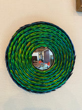 Charger l'image dans la galerie, Miroir convexe avec contour en Elytres de scarabées
