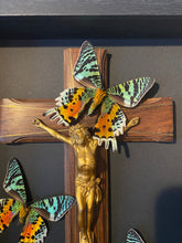 Charger l&#39;image dans la galerie, Cadre christ aux papillons
