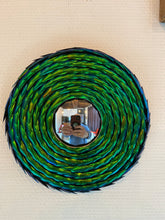 Charger l'image dans la galerie, Miroir convexe avec contour en Elytres de scarabées
