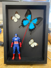 Charger l&#39;image dans la galerie, Cadre « captain america »aux papillons
