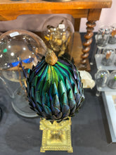 Charger l'image dans la galerie, Œuf de dragon! En Elytres de scarabée sur un bougeoir
