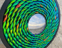 Charger l&#39;image dans la galerie, Miroir concave avec contour en Elytres de scarabées
