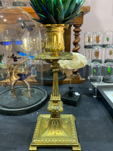 Charger l'image dans la galerie, Œuf de dragon! En Elytres de scarabée sur un bougeoir
