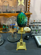 Charger l'image dans la galerie, Œuf de dragon! En Elytres de scarabée sur un bougeoir
