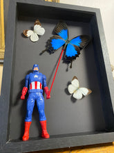 Charger l&#39;image dans la galerie, Cadre « captain america »aux papillons
