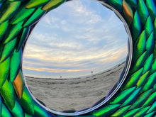 Charger l&#39;image dans la galerie, Miroir concave avec contour en Elytres de scarabées
