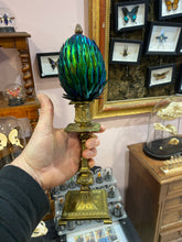 Charger l'image dans la galerie, Œuf de dragon! En Elytres de scarabée sur un bougeoir
