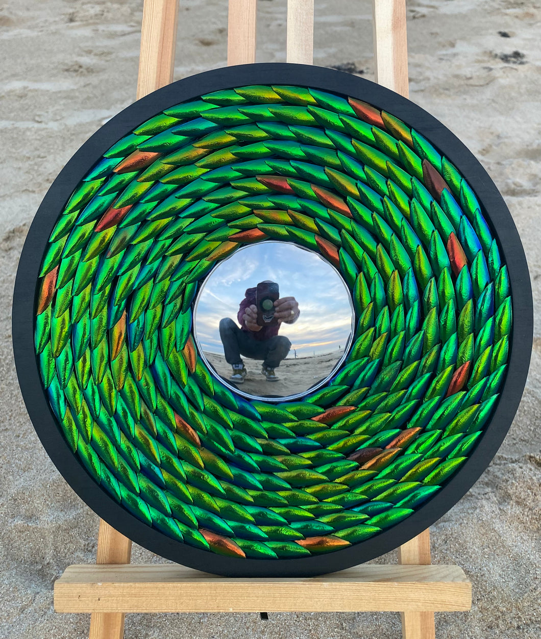 Miroir concave avec contour en Elytres de scarabées