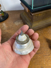 Charger l&#39;image dans la galerie, Encrier en coquillage
