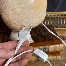 Charger l&#39;image dans la galerie, Lampe coquillage gravé
