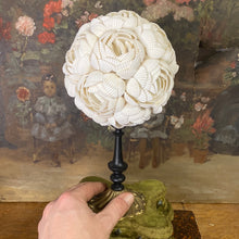 Charger l&#39;image dans la galerie, Sphère de coquillage blanc sur piétement
