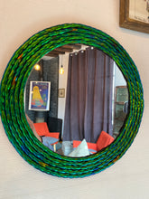 Charger l'image dans la galerie, Miroir avec contour en Elytres de scarabées
