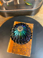 Charger l&#39;image dans la galerie, Œuf de dragon! En Elytres de scarabée sur piédestal en laiton
