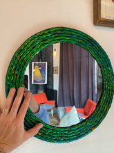 Charger l'image dans la galerie, Miroir avec contour en Elytres de scarabées
