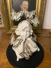 Charger l&#39;image dans la galerie, Buste d’enfant aux papillons
