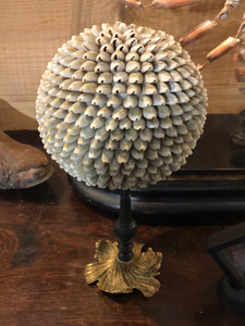 Sphère de coquillage gris coloré sur piétement grand modèle