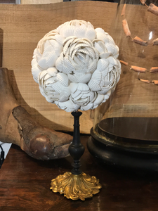 Sphère de coquillage blanc sur piétement grand modèle