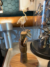 Charger l&#39;image dans la galerie, Squelette d’oiseau sur main articulé en bois
