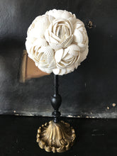 Charger l&#39;image dans la galerie, Sphère de coquillage blanc sur piétement moyen modèle
