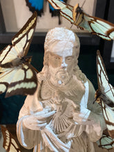Charger l&#39;image dans la galerie, Christ aux papillons sous globe ENVOI IMPOSSIBLE
