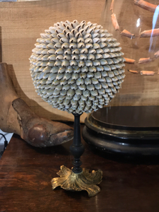 Sphère de coquillage gris coloré sur piétement grand modèle