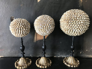 Sphère de coquillage gris coloré sur piétement petit modèle